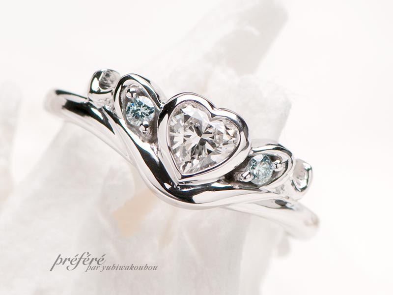 キュートなハートダイヤにアクアブルーダイヤを添えたオーダーメイド婚約指輪