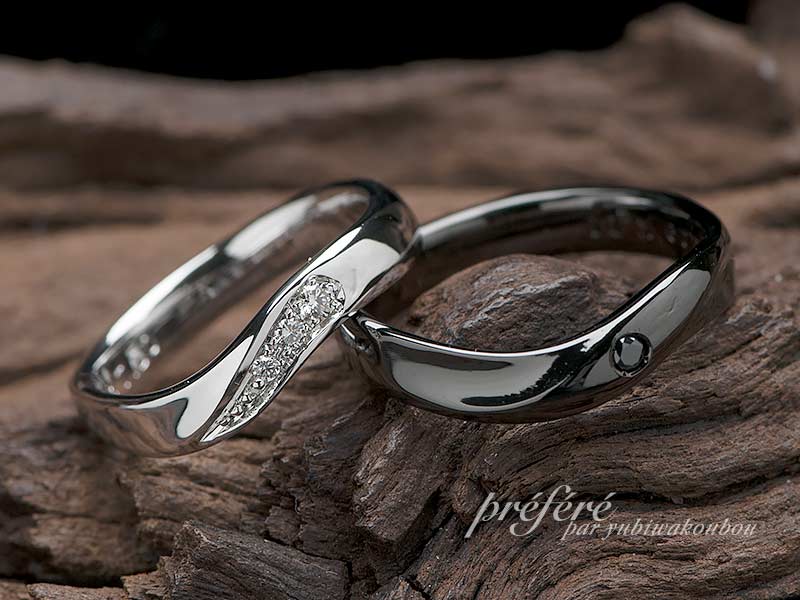 優しいひねりラインのシンプルなブラックとプラチナ結婚指輪