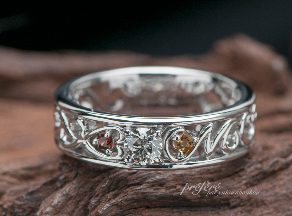 結婚10周年記念の指輪は家族のイニシャルと誕生石を入れてオーダーメイド