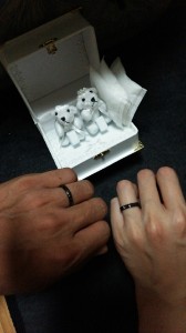 ブラックリングの結婚指輪をお創り頂きましたお二人からお写真です
