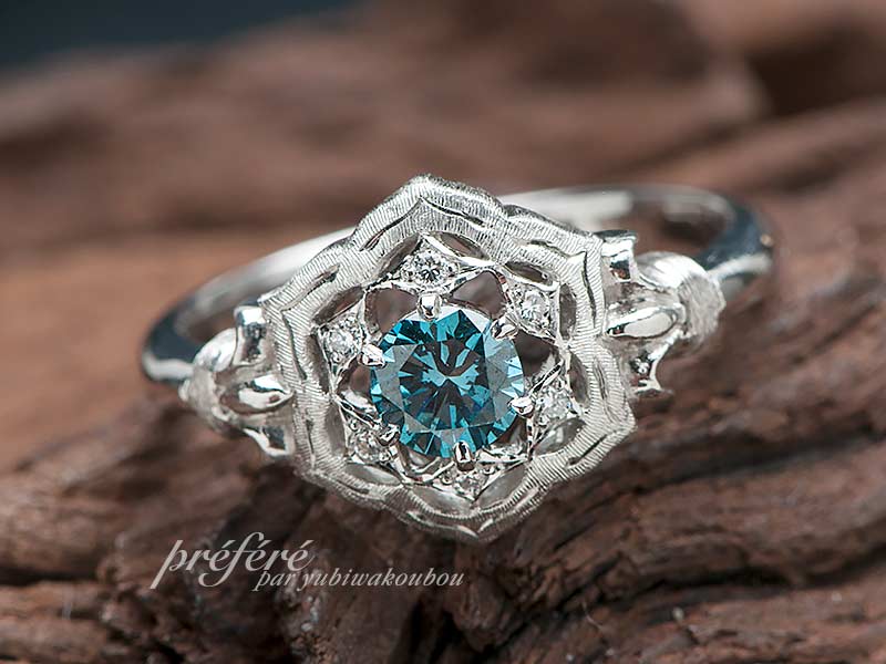 オーシャンブルーダイヤの婚約指輪（エンゲージリング）は透かしのデザイン