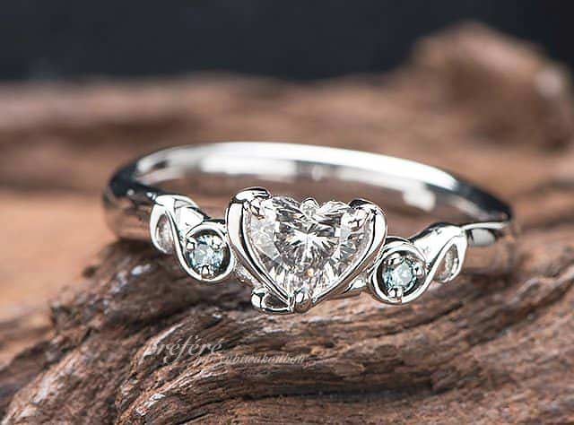 音符のモチーフにブルーダイヤを入れたオーダーメイドの婚約指輪