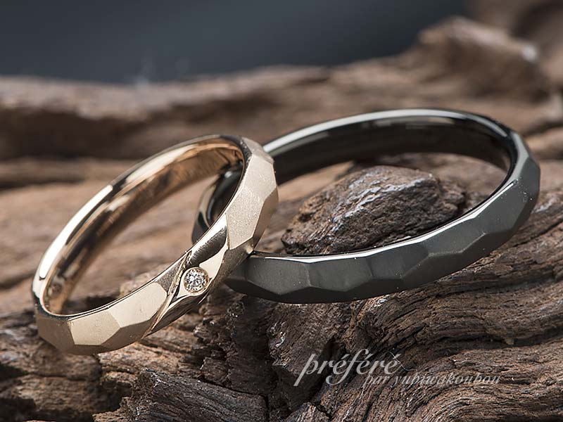 ピンクゴールドとブラックの結婚指輪はオーダーメイドで槌目デザイン