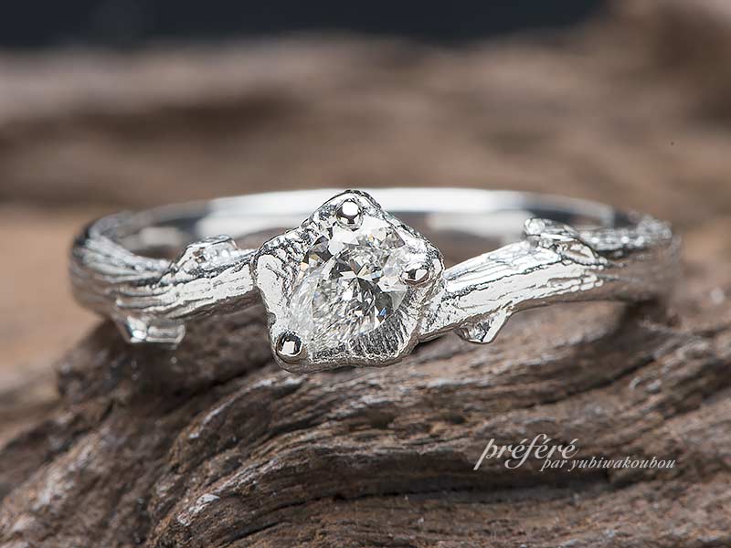 木の枝イメージの婚約指輪でサプライズプロポーズ