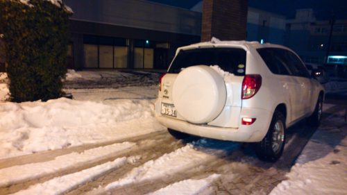 ゆびわ工房の駐車場には雪