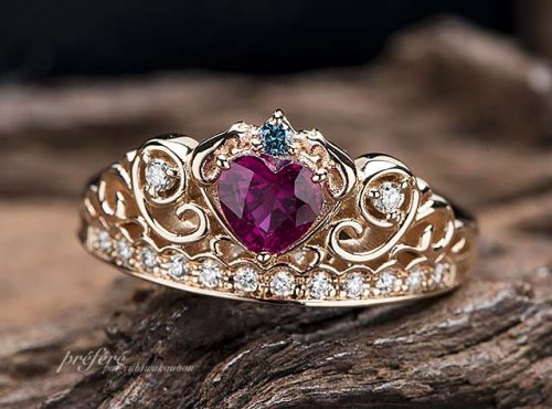 ネコモチーフのティアラ型婚約指輪