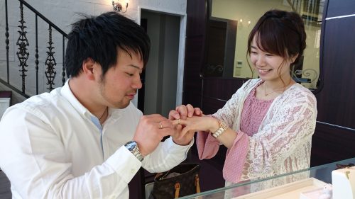 薔薇モチーフの結婚指輪とお二人