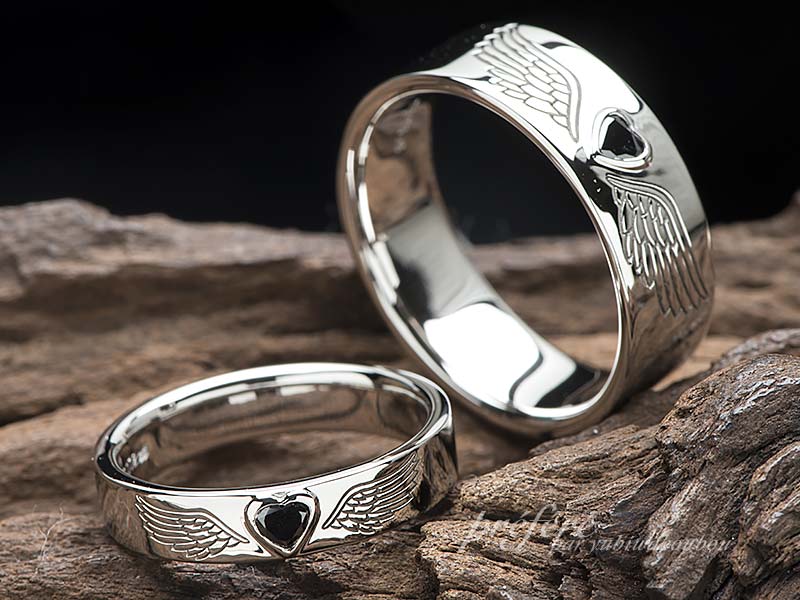ハートのブラックダイヤと鷲の羽根の結婚指輪のオーダー