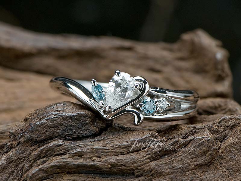 ペアシェイプダイヤとブルーダイヤのオーダーメイドのエンゲージリング（婚約指輪）