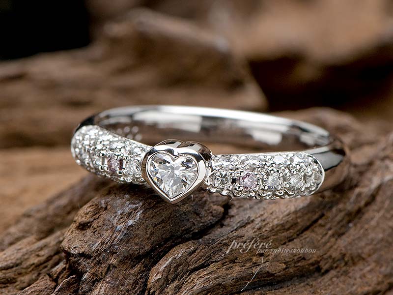 ハートのダイヤでゴージャスなパヴェのエンゲージリング（婚約指輪）