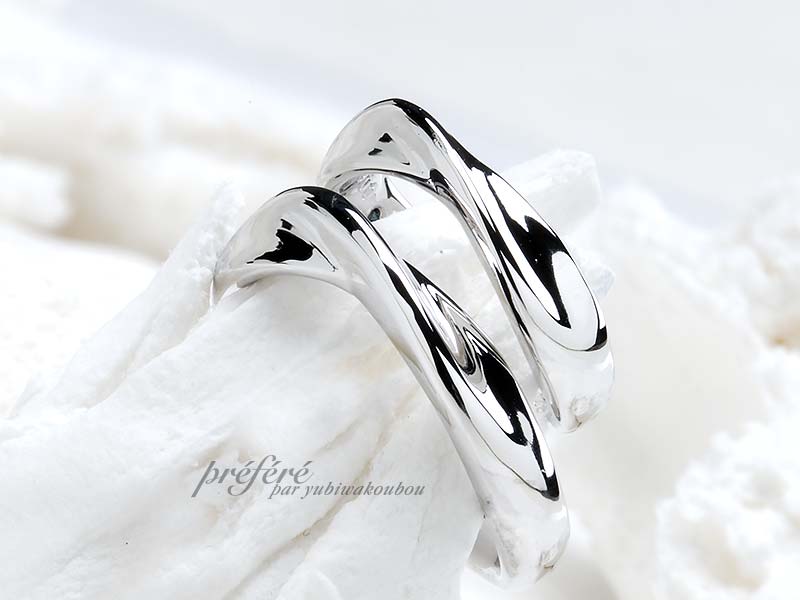 メビウスの輪デザインのオーダーメイドのマリッジリング（結婚指輪）