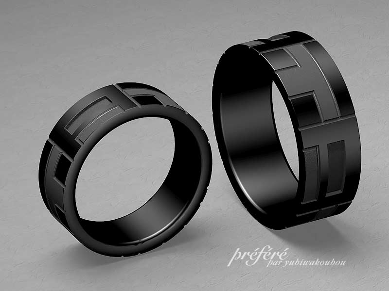 内側に誕生石を入れてお二人のイニシャルをデザインしたブラック仕上げの結婚指輪