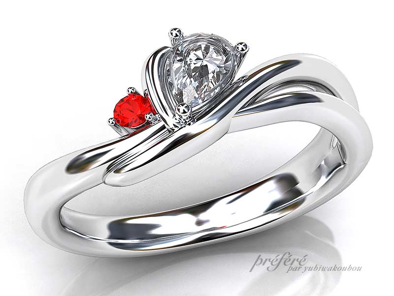 婚約指輪はオーダーでペアシェイプダイヤとルビーでプロポーズと共にサプライズプレゼント