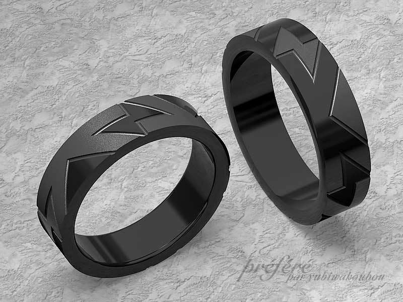 イニシャルをデザインに入れたブラックプラチナの結婚指輪