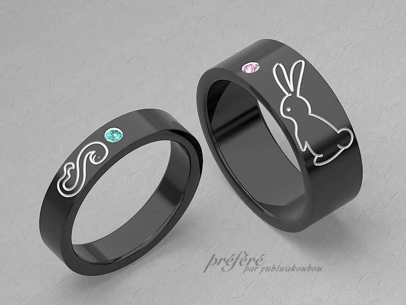 お二人の干支ウサギとへびをブラック仕上げに手彫りした結婚指輪　CG