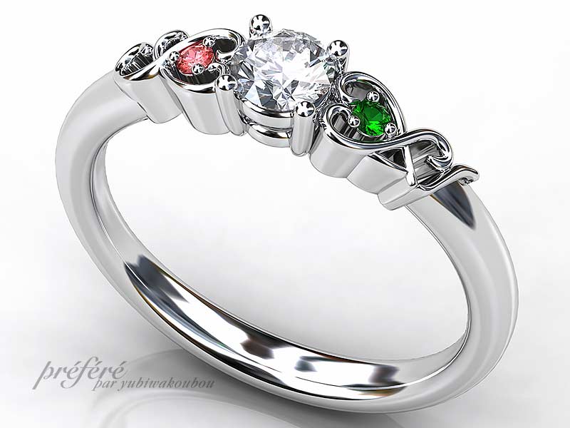 オーダーの婚約指輪は透かしの中にイニシャルを組み込んだおしゃれなデザイン
