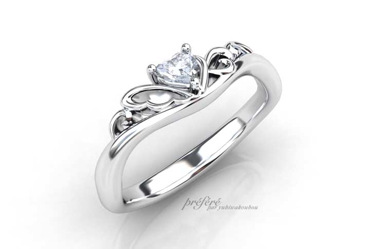 婚約指輪オーダーは天使の羽とハートダイヤとイニシャルデザイン