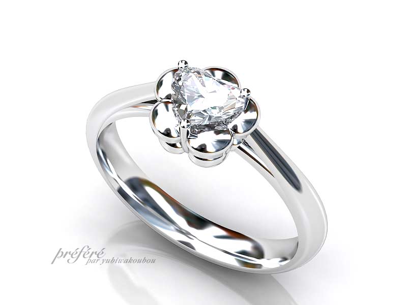 婚約指輪のオーダーはハートダイヤをメインにお花のデザイン