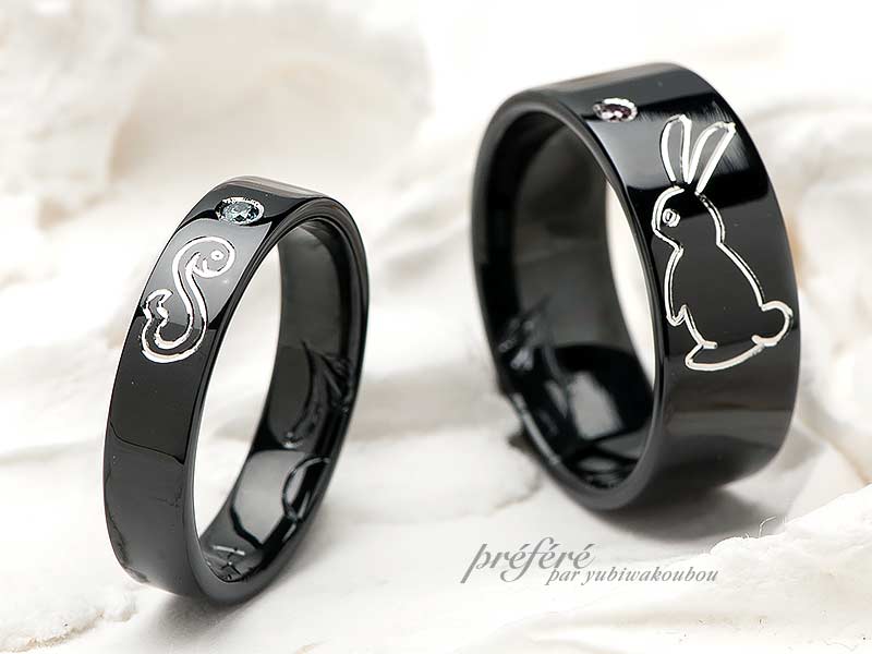 お二人の干支ウサギとへびをブラック仕上げに手彫りした結婚指輪