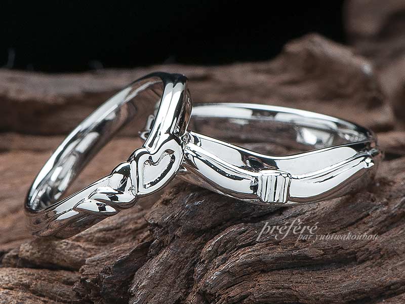 二人のお名前の一文字弓と矢をアレンジしてお創りした結婚指輪