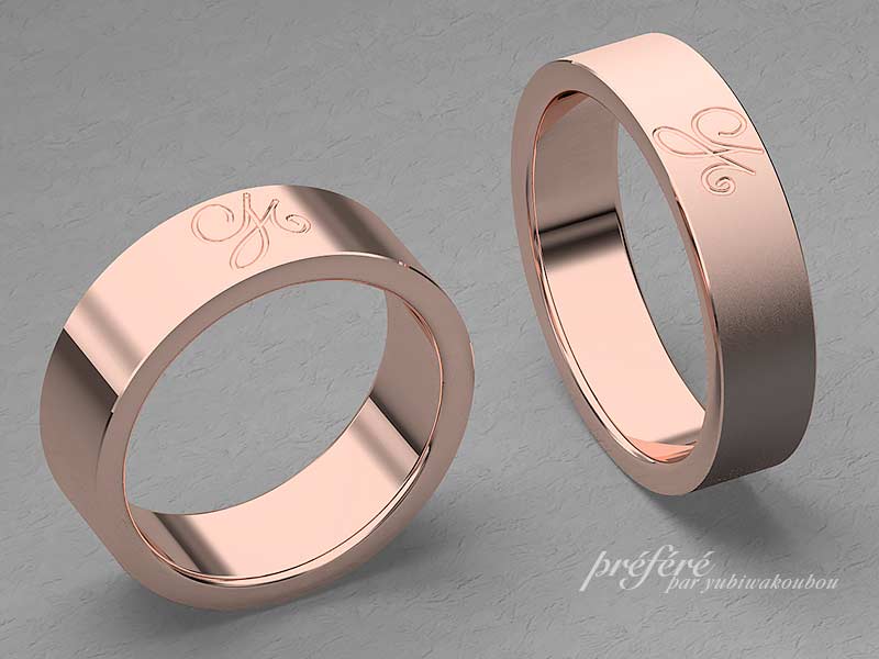 優しい色合いのピンクゴールド素材にイニシャルを入れた結婚指輪