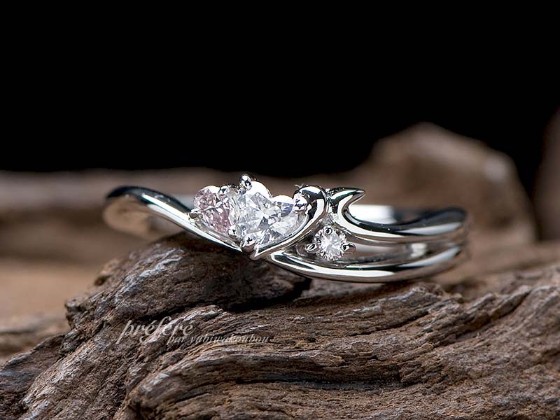 プロポーズの言葉と共にプレゼントするオーダーメイドの婚約指輪ハート