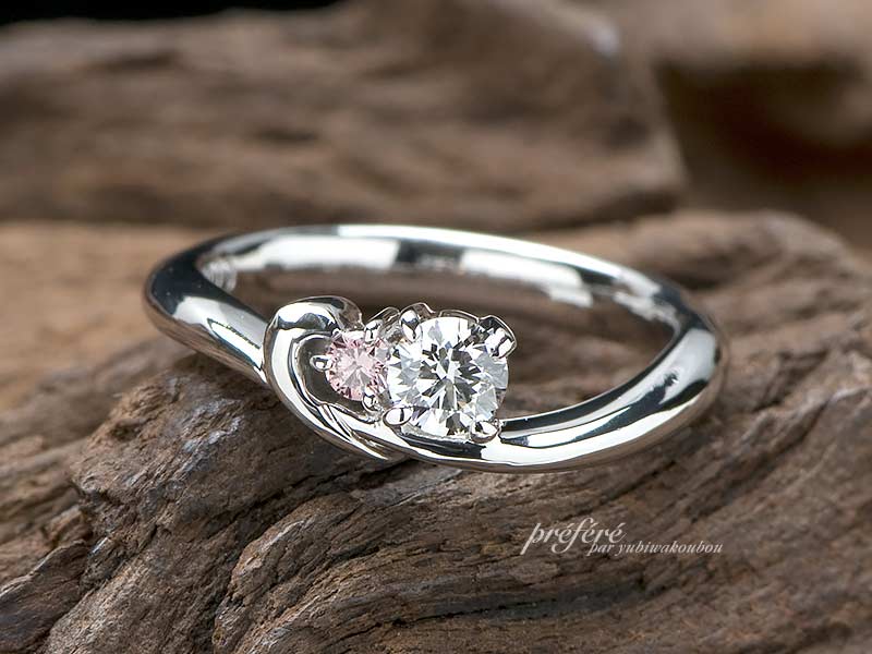 ラウンドのダイヤにピンクダイヤを添えた婚約指輪