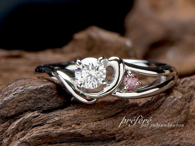 プロポーズの時に渡したダイヤモンドを使った婚約指輪