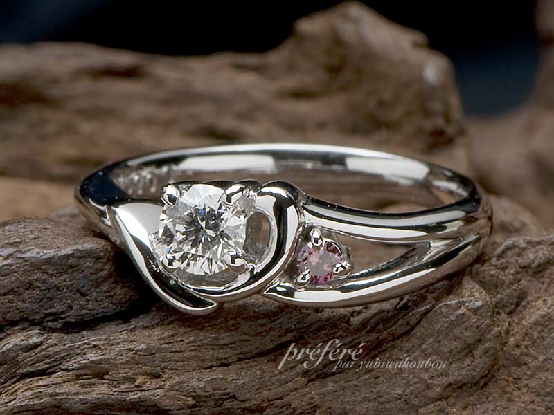 ラウンドの婚約指輪にピンクダイヤを添えて