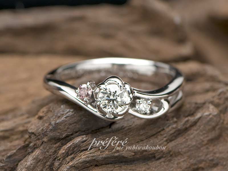 花びらにピンクのダイヤを添えるプロポーズリングの婚約指輪