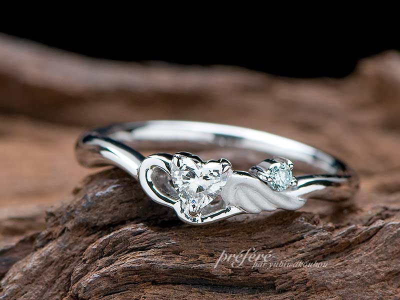ハートダイヤと天使の羽をデザインしたオーダーメイドの婚約指輪でサプライズプロポーズ