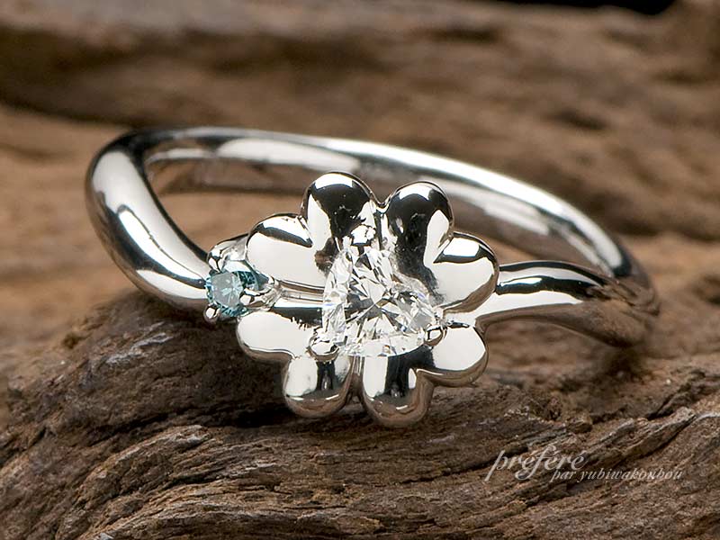 婚約指輪はオーダーメイドで四つ葉のクローバーデザインでサプライズプレゼント