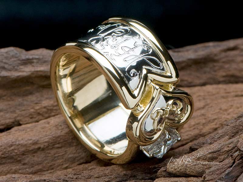 プリンセスダイヤを入れたK１８とプラチナのオーダー婚約指輪