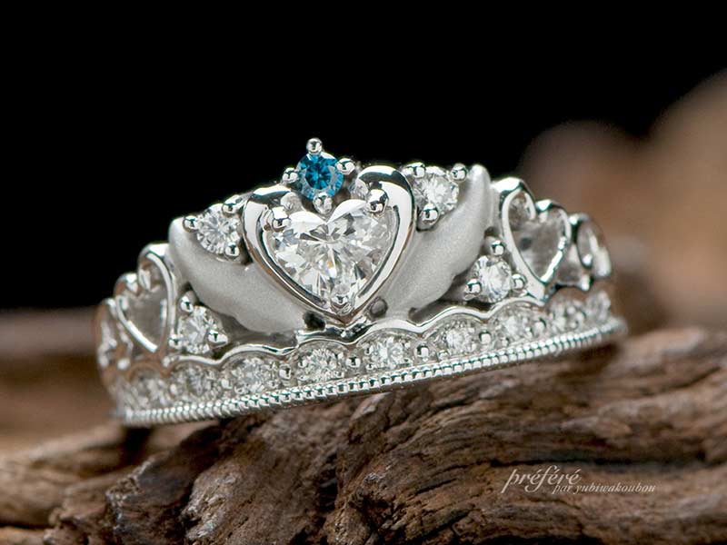ティアラのリングに天使の羽とキュートなハートダイヤをアレンジしたオーダーの婚約指輪