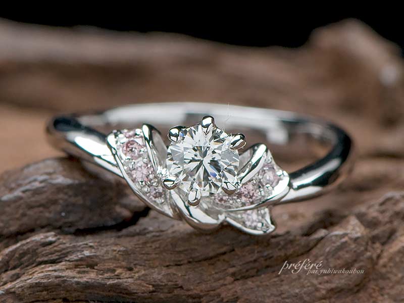 ファンシーピンクダイヤを入れたリボンをデザインしたオーダーの婚約指輪