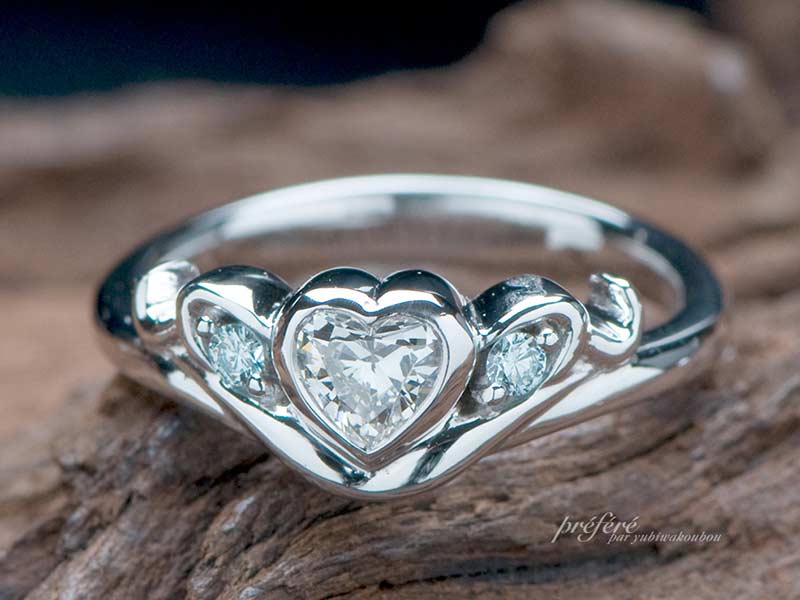 ハートダイヤの婚約指輪と結婚指輪のティアラをデザインしたオーダーセットリング