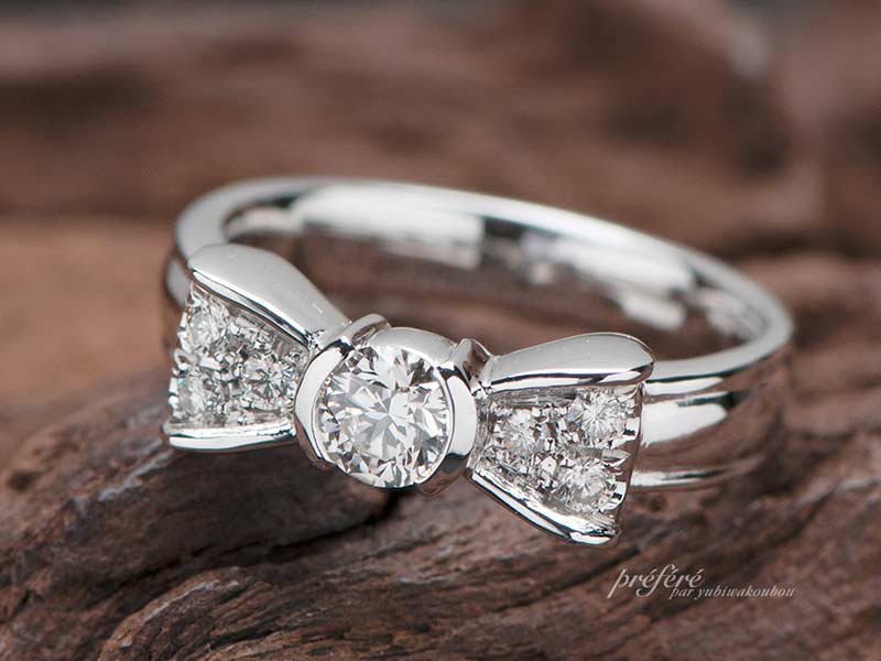 リボンデザインの婚約指輪をプロポーズと共にサプライズプレゼント