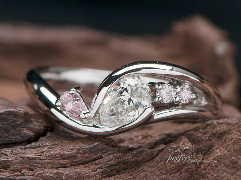 愛のひとしずくのペアシェイプダイヤとファンシーピンクダイヤのオーダー婚約指輪