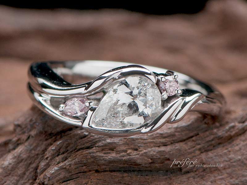 婚約指輪はオーダーメイドで愛の一滴型ペアシェイプダイヤをプレゼント