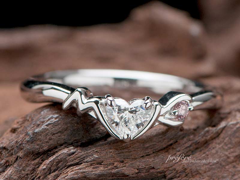 婚約指輪は、セットリングで着けれるデザイン
