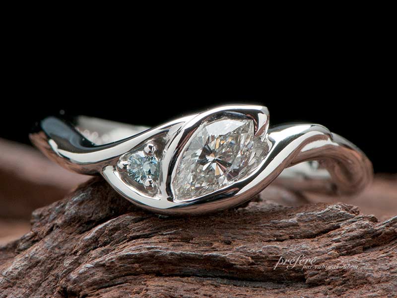 婚約指輪はオーダーメイドでマーキスダイヤをイニシャルが優しく包むデザイン
