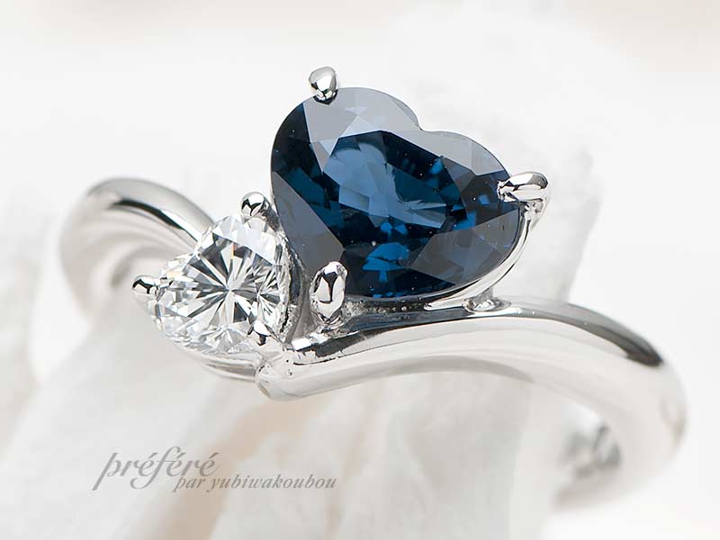オーダーの婚約指輪はロイヤルウエディングに因んでハートのサファイヤとダイヤのデザイン