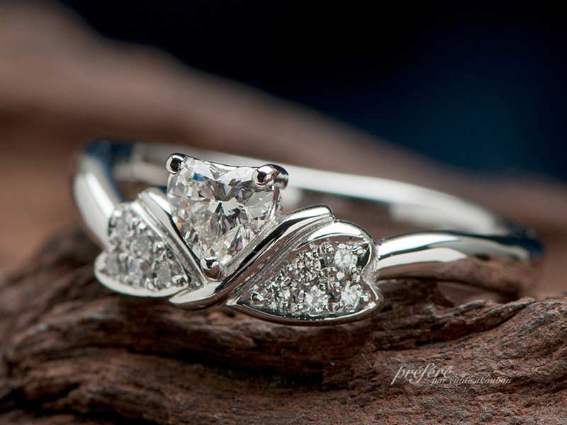 婚約指輪はハートダイヤをいれてリボンデザインでオーダーメイド