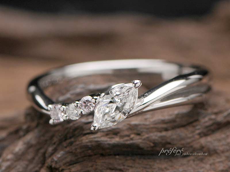 流れ星をデザインしたフルオーダーの婚約指輪