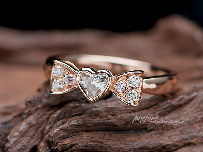 ピンクゴールドの婚約指輪はオーダーでキュートなリボンのデザイン