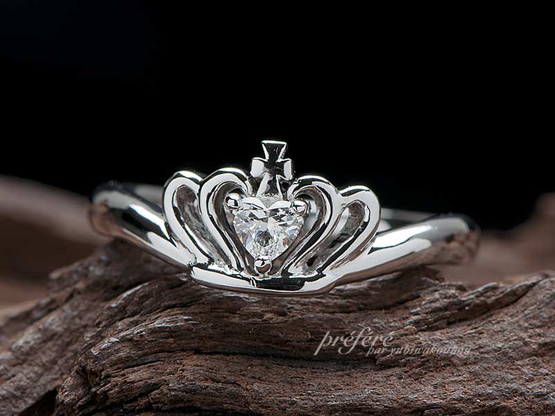 プロポーズの婚約指輪はハートのダイヤ ティアラデザインでオーダーメイド