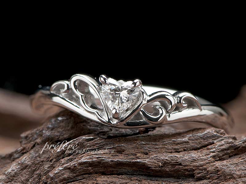 婚約指輪オーダーは天使の羽とハートダイヤとイニシャルデザイン