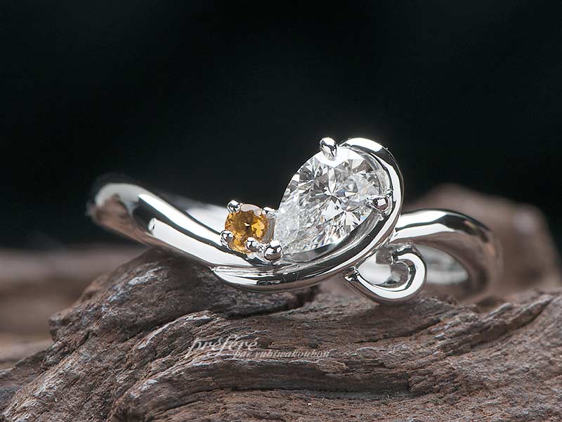 婚約指輪のオーダーメイドはお二人のイニシャルとお誕生石を添えました