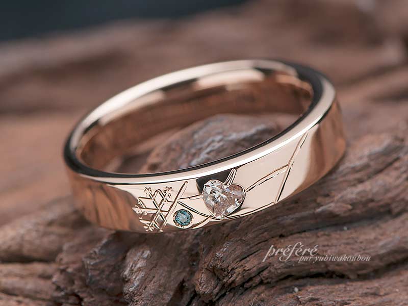 ハートのダイヤに雪の結晶とイニシャルを入れた婚約指輪