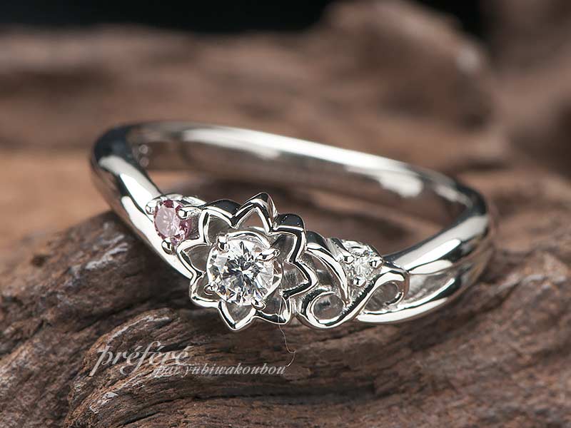 婚約指輪はイニシャルと太陽モチーフをアレンジしたオーダーメイド